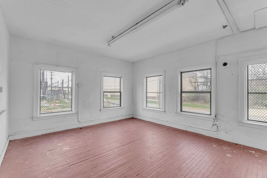 More Photos Of 7500 Bessemer Ave, Cleveland Manufacturing For Sale