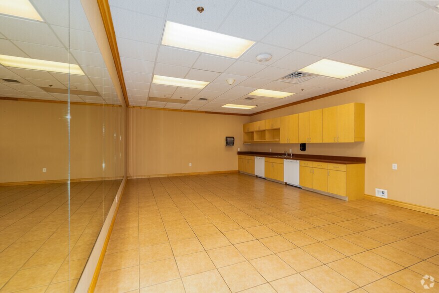 More Photos Of 2900 S National Ave, Springfield Medical For Lease