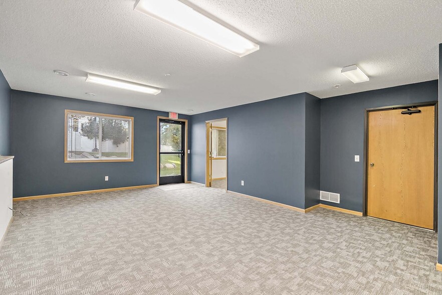 More Photos Of 2560-2568 Rice St, Saint Paul Office For Sale