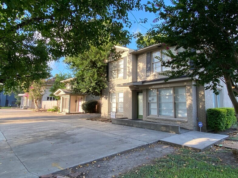 More Photos Of 2006 Commonwealth Dr, Houston Office For Lease