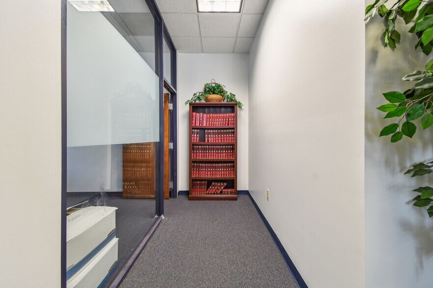 More Photos Of 10901 Danka Cir N, Saint Petersburg Office For Sale