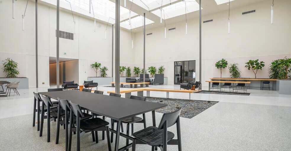 More Photos Of 1650 65th St, Emeryville Flex For Lease