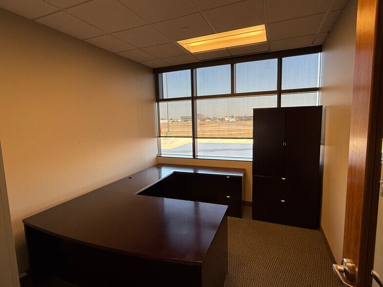 More Photos Of 15900 Dooley Rd, Addison Office For Lease