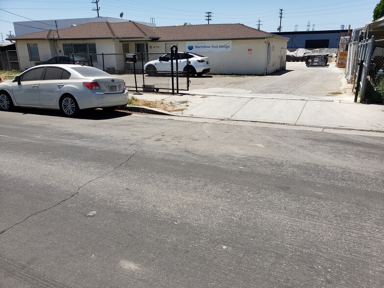 Primary Photo Of 8761 Amigo Ave, Northridge Warehouse For Lease