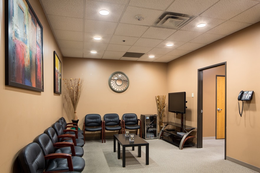 More Photos Of 4545 E Chandler Blvd, Phoenix Medical For Lease