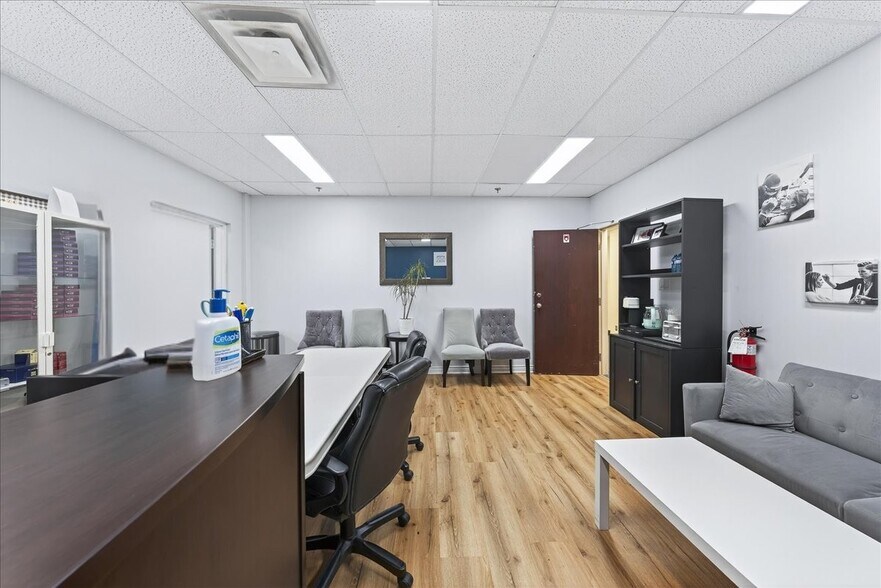 More Photos Of 1550 S Gateway Rd, Mississauga Office For Sale