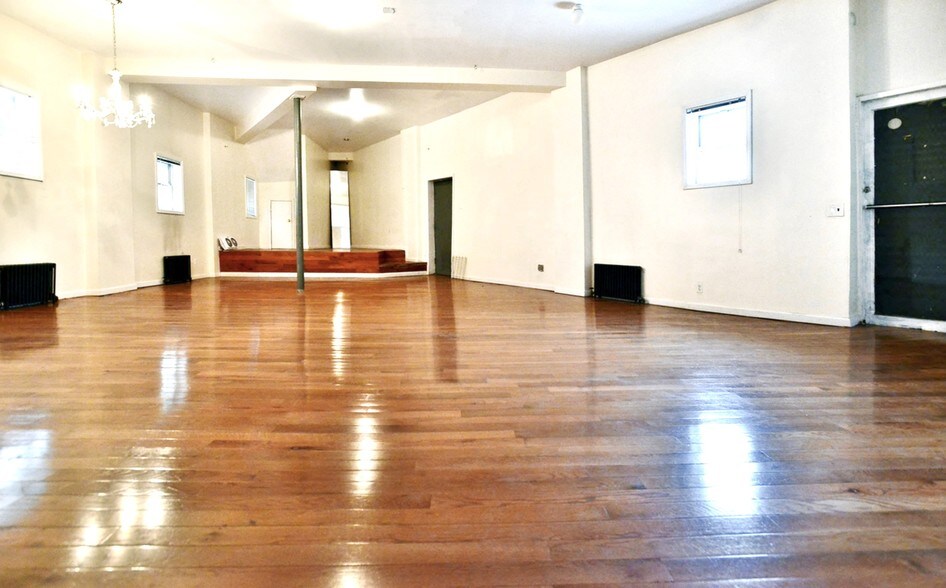 More Photos Of 373 S 1st St, Brooklyn Storefront Retail Office For Lease