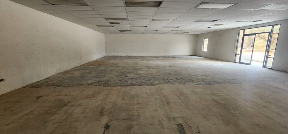 More Photos Of 284 S Center St, Pierson Auto Repair For Lease