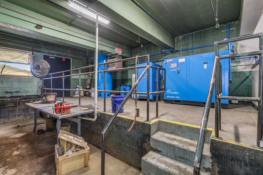 More Photos Of 2336 Territorial Rd, Saint Paul Warehouse For Sale