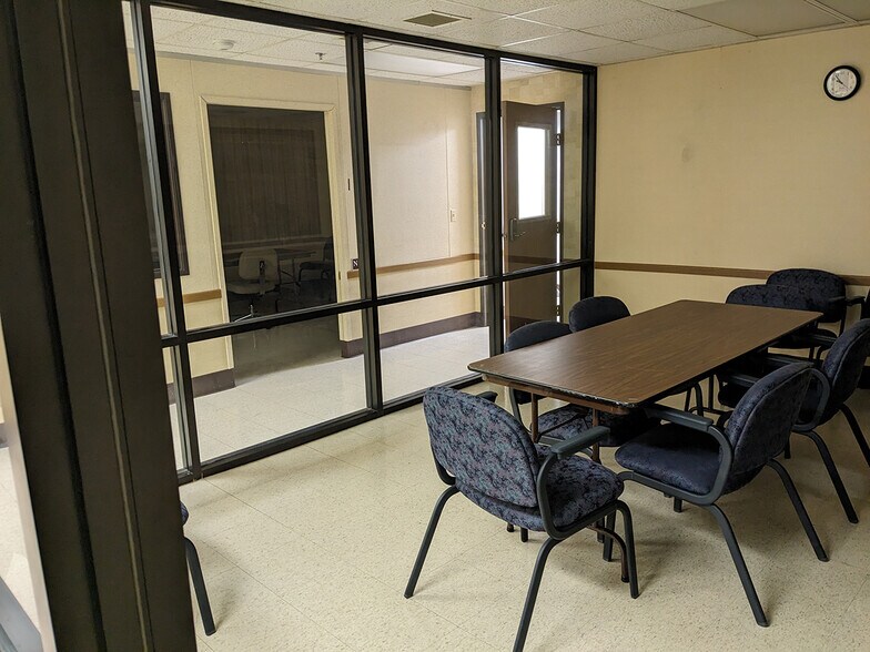 More Photos Of 1407 Rensen St, Lansing Office For Sale