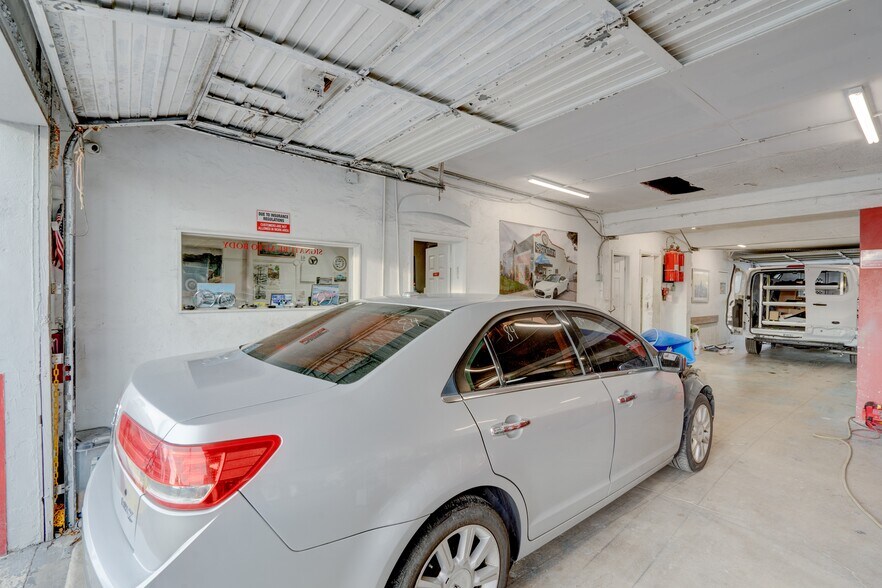 More Photos Of 205 N Dixie Hwy, Hallandale Beach Service For Sale