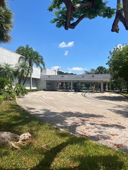 More Photos Of 13501 S Dixie Hwy, Miami Unknown For Lease