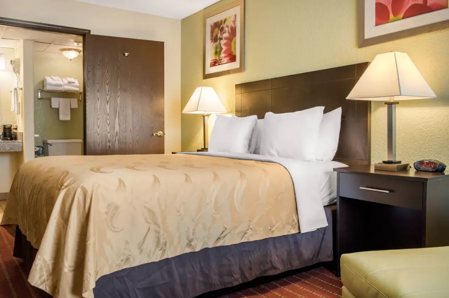 More Photos Of 406 E 22nd St, Huntingburg Hotel For Sale