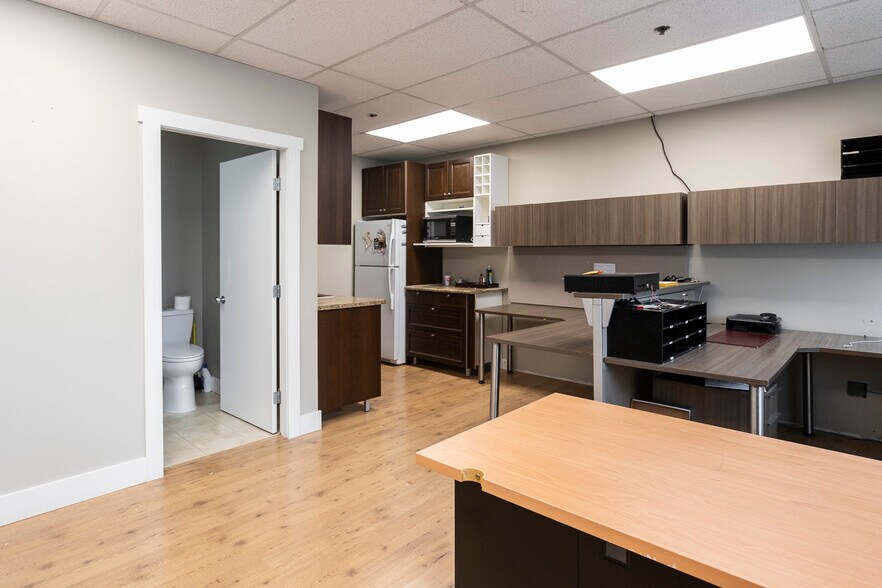 More Photos Of 1083 Kent Ave NE, Vancouver Light Manufacturing For Sale