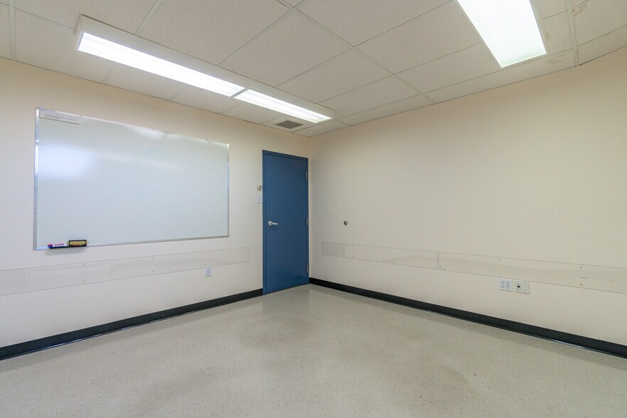 More Photos Of 786 St King E, Sherbrooke Storefront Retail Office For Sale