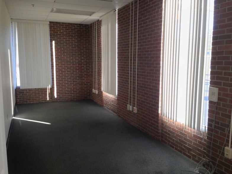 More Photos Of 1990-2002 Commerce Dr, Bridgeport Distribution For Lease