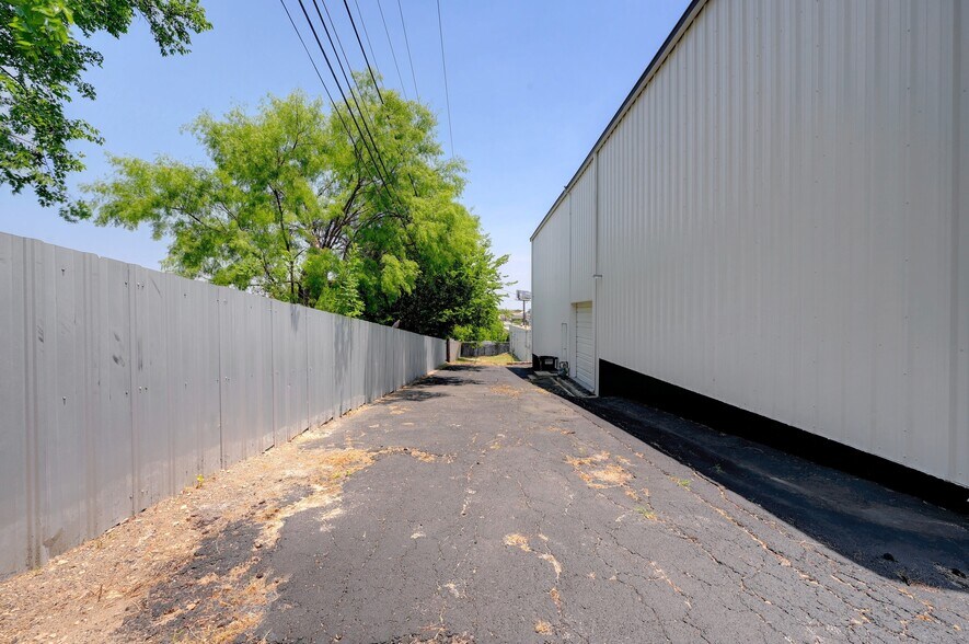 More Photos Of 5715 Kenwick St, San Antonio Warehouse For Lease