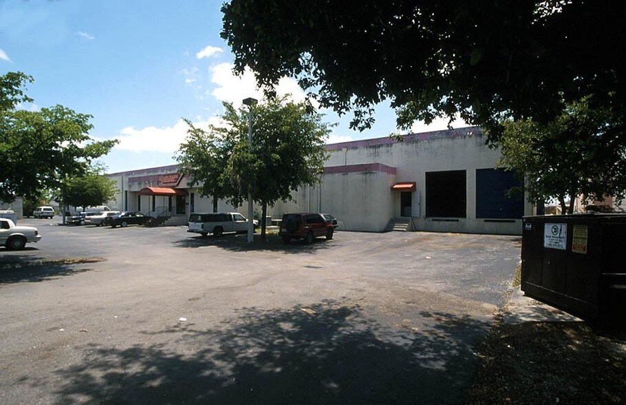 More Photos Of 1730 W 38th Pl, Hialeah Manufacturing For Lease