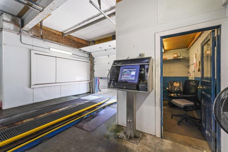 More Photos Of 690-696 River St, Troy Freestanding For Sale