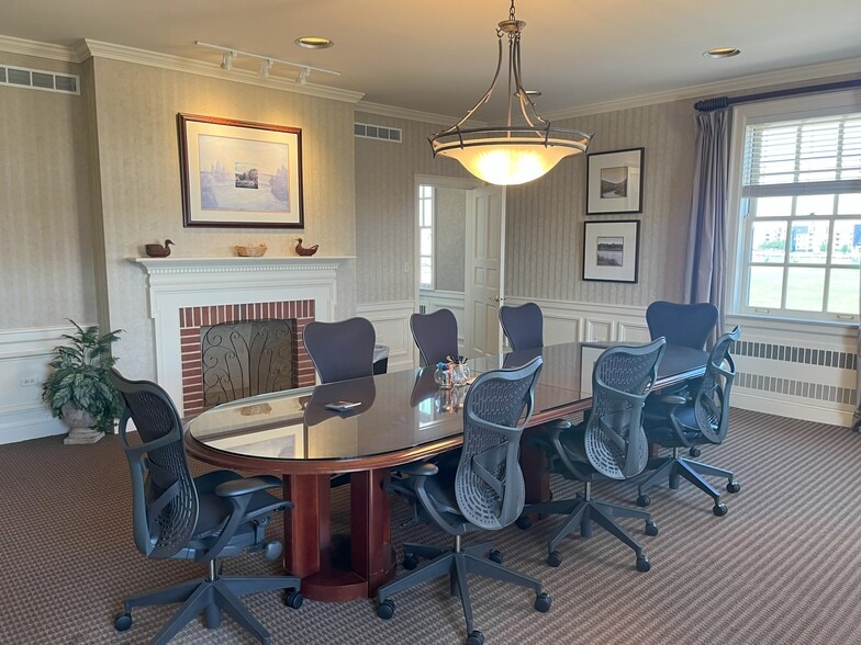 More Photos Of 601 Oregon St, Oshkosh Office For Lease