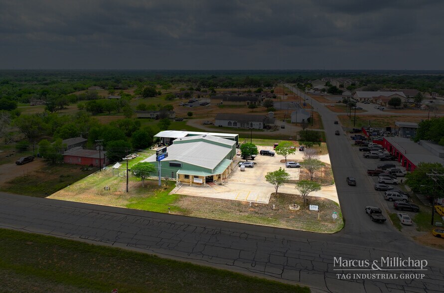 More Photos Of 2301 10th St, Floresville Light Distribution For Sale
