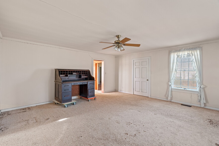 More Photos Of 902 Court St, Waynesboro Flex For Sale
