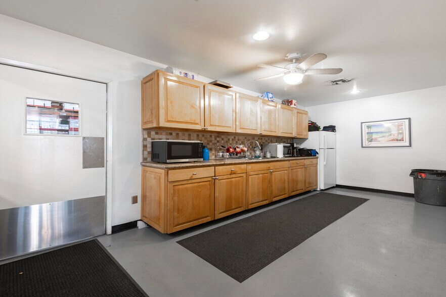 More Photos Of 7820 Gloria Ave, Van Nuys Warehouse For Sale