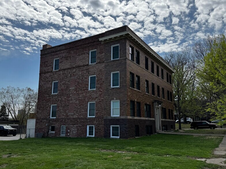 More Photos Of 933 18th St, Des Moines Apartments For Sale