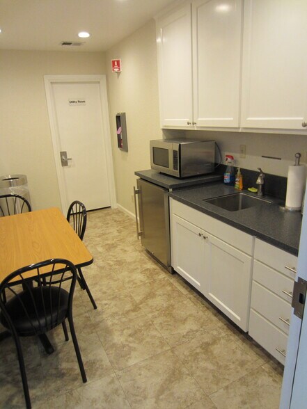 More Photos Of 1660 W Linne Rd, Tracy Office For Lease