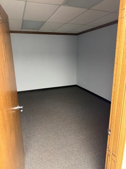 More Photos Of 2912 Lakeside Dr, Oklahoma City Office For Lease