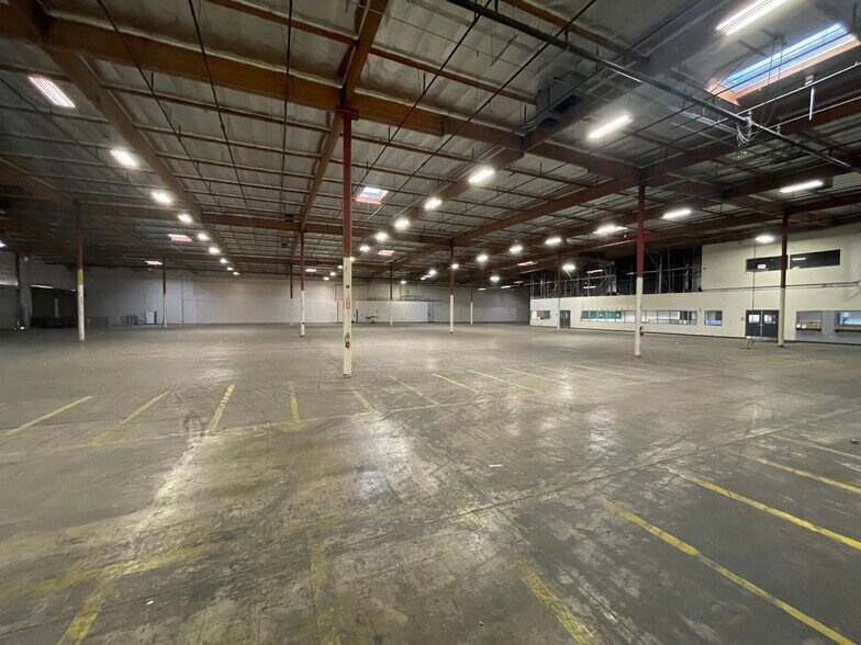 More Photos Of 5155 Goldman Ave, Moorpark Manufacturing For Lease