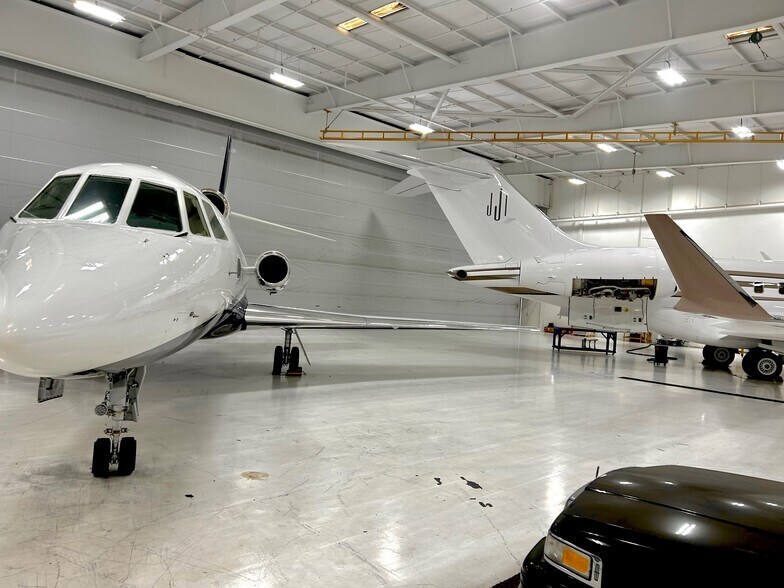 More Photos Of 2100 Palomar Airport Rd, Carlsbad Airplane Hangar For Sale