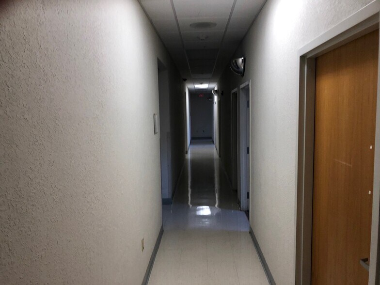 More Photos Of 2720 Shepherd Of The Hills Expy, Branson Office For Lease