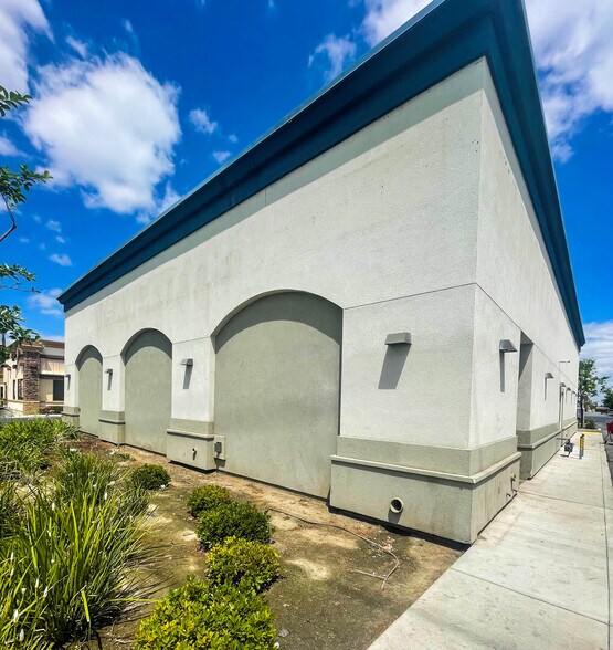 More Photos Of 2100 Panama Ln, Bakersfield Freestanding For Sale