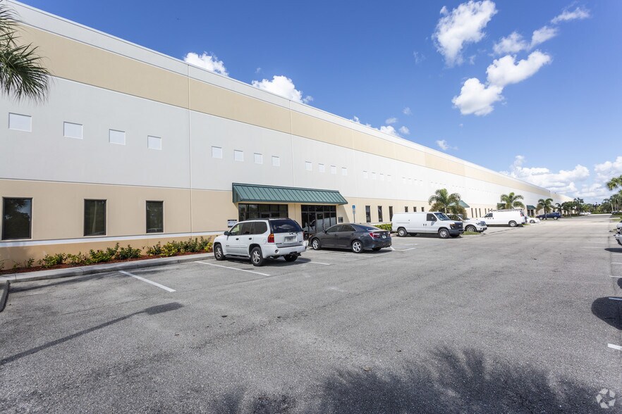 More Photos Of 7916 Drew Cir, Fort Myers Distribution For Lease