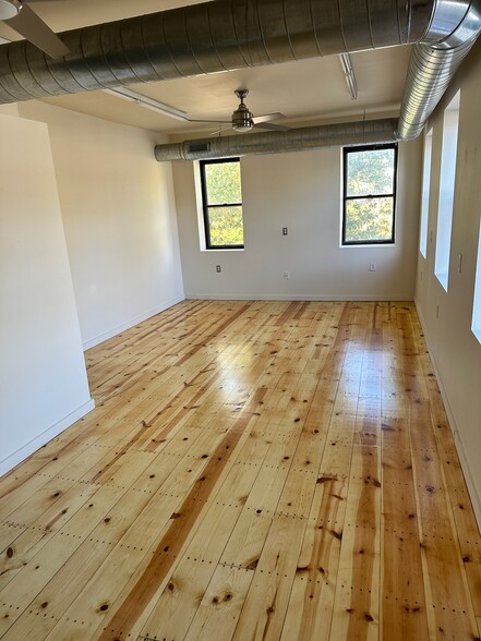 More Photos Of 6415 N Ravenswood Ave, Chicago Manufacturing For Lease