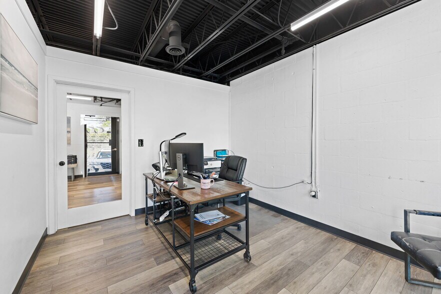 More Photos Of 7490 N 30th Ave, Saint Petersburg Showroom For Sale