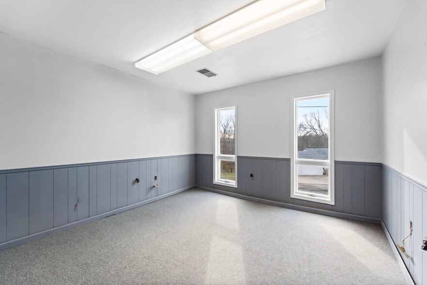 More Photos Of 209 W Main St, Linn Warehouse For Sale