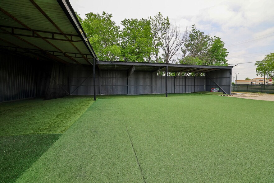 More Photos Of 415 Topeka Ave, Justin Warehouse For Sale