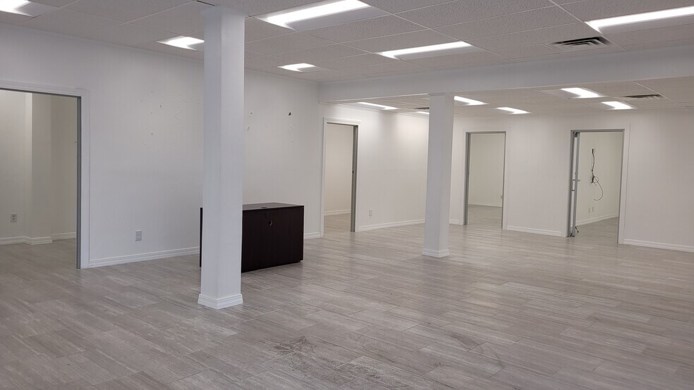 More Photos Of 8245 North Fwy, Houston Unknown For Lease