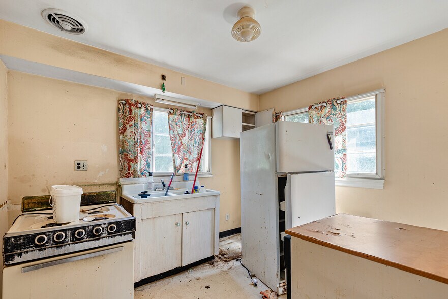 More Photos Of 9 E 44th St, Wilmington Office Residential For Sale