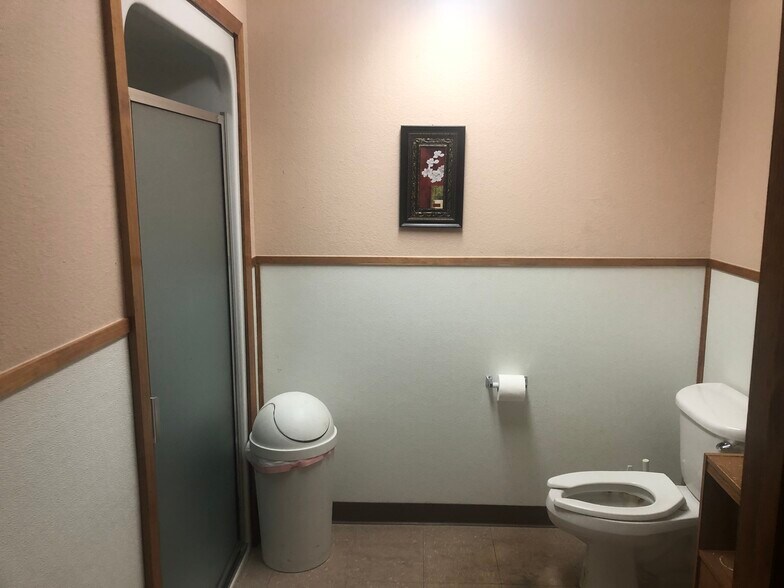 More Photos Of 12250 S Gessner Dr, Houston Auto Repair For Sale