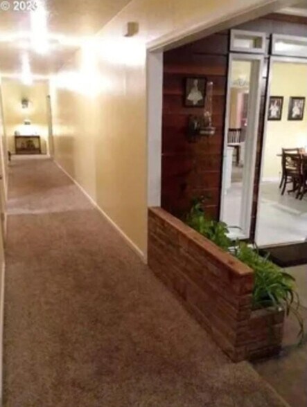 More Photos Of 295 S Broadway, Coos Bay Restaurant For Sale