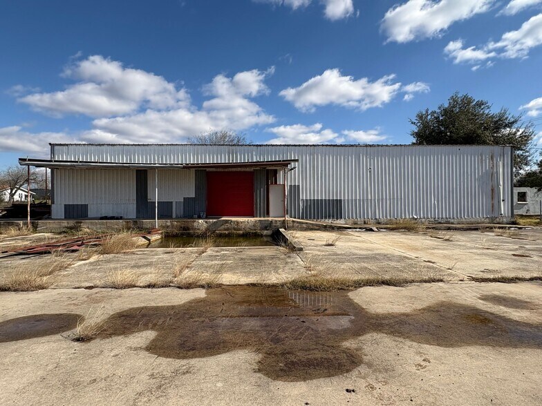 More Photos Of 10141 TX Loop 106, Adkins Showroom For Sale