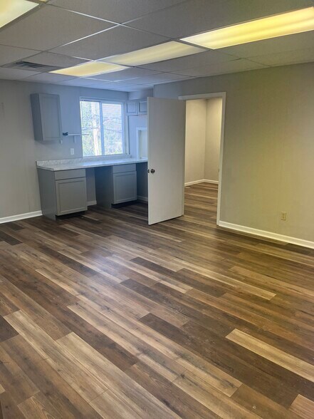 More Photos Of 8221-8237 E Washington St, Chagrin Falls Unknown For Lease