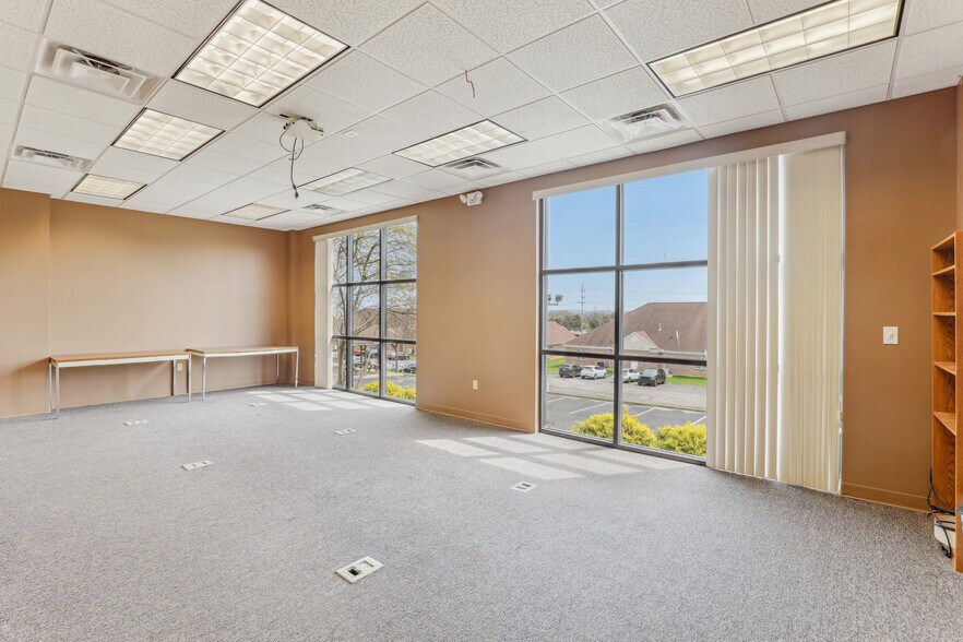 More Photos Of 60 Overbrook Dr, Monroe Flex For Sale