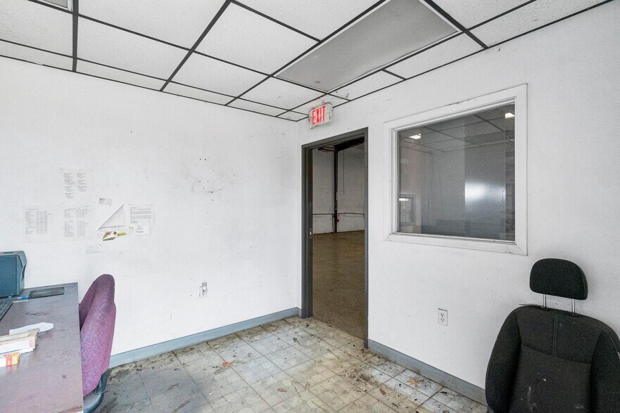 More Photos Of 240 Exchange St, Burleson Auto Dealership For Sale