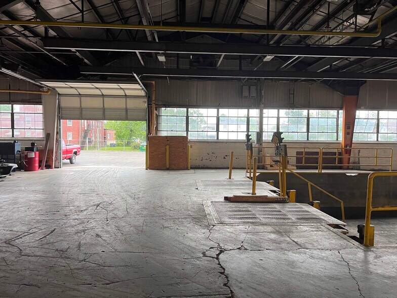 More Photos Of 2316 Jefferson St, Anderson Warehouse For Lease
