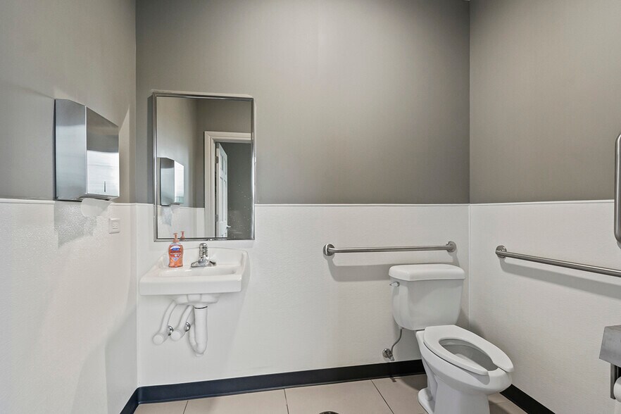 More Photos Of 2940 Weber Dr, Aurora Auto Repair For Sale