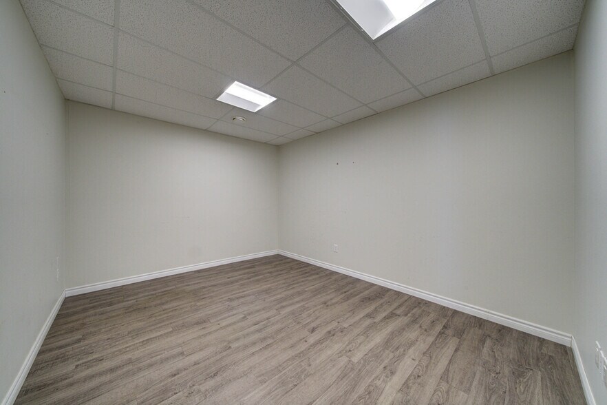 More Photos Of 1367 Mosley St, Wasaga Beach Office For Sale